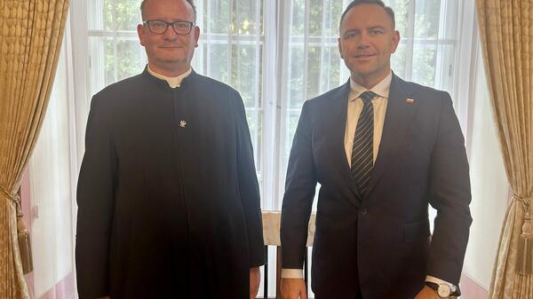 ks. Jarosław Wąsowicz i Karol Nawrocki