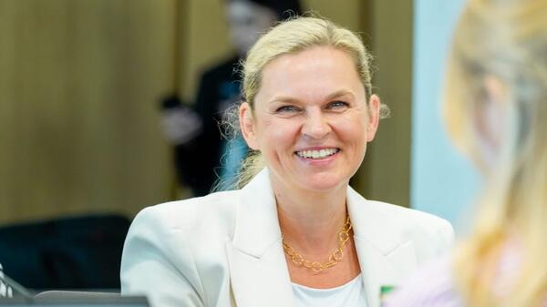 Mimo rosnącej fali protestów, ministra Nowacka nie traci dobrego humoru