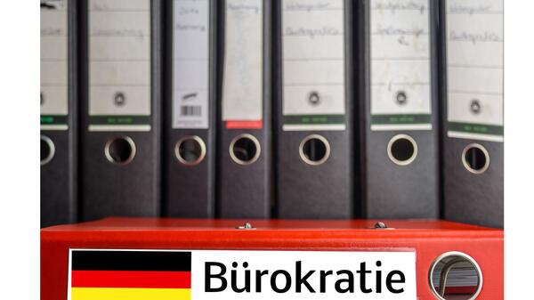 Polacy skarżą się m. in. na panującą w Niemczech biurokrację. Załatwienie czegoś w miarę szybko graniczy z cudem