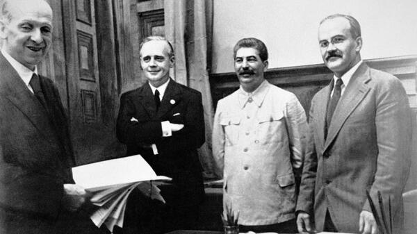 23 sierpnia 1939 roku w Moskwie. Od lewej stoją: szef działu prawnego niemieckiego MSZ Friedrich Gauss, niemiecki minister spraw zagranicznych Joachim von Ribbentrop, Józef Stalin oraz ludowy komisarz (minister) spraw zagranicznych ZSRR Wiaczesław Mołotow