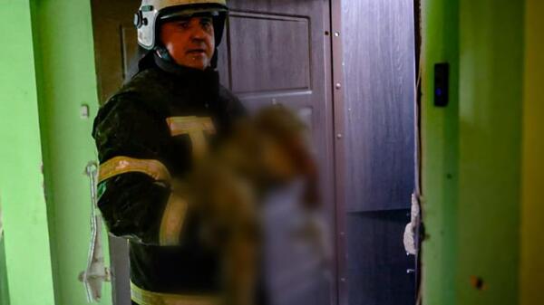 strażak trzyma na rękach dziecko, które zginęło w rosyjskim ataku ofiary rosyjskich ataków