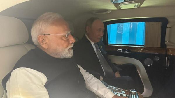 Modi w limuzynie u Putina Modi w limuzynie u Putina
