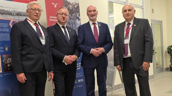 Od lewej: Jan Parys, Karol Polejowski – zastępca prezesa Instytutu Pamięci Narodowej, Antoni Macierewicz i Marek Ruszczyński