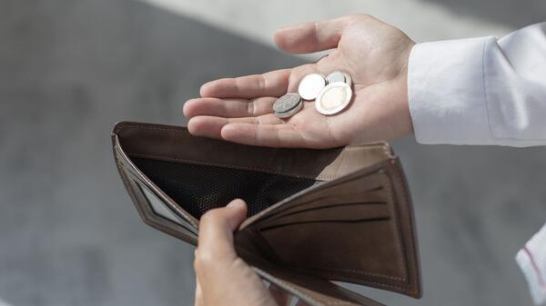 Coraz więcej młodych Polaków ma duże problemy finansowe