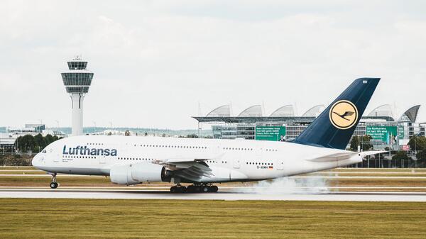 Niemieckie linie lotnicze Lufthansa planują zlikwidować do 2030 roku około 4 tys. miejsc pracy