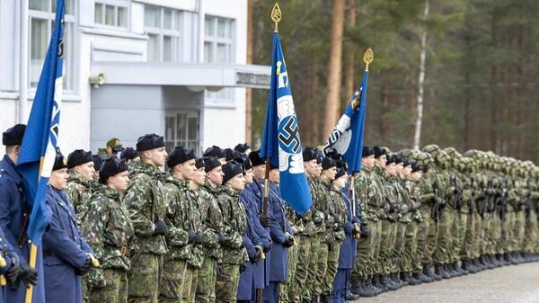 swastyka na flagach fińskiego wojska
