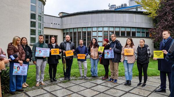 Protest rodziców przed szpitalem w Krakowie