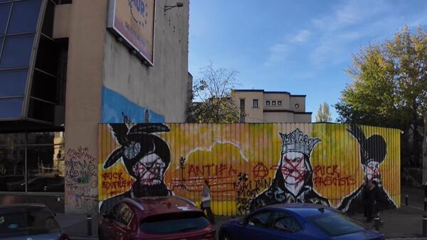 terroryści z Antify w akcie wandalizmu na siedzibie AUR