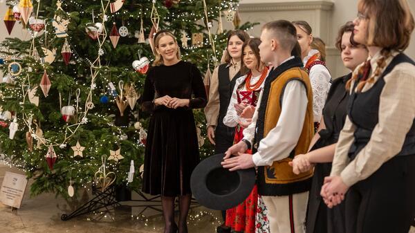 Pierwsza Dama dekoruje choinkę w Pałacu Prezydenckim