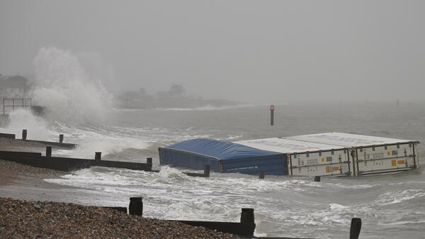 kontenery na plażach południowej Anglii
