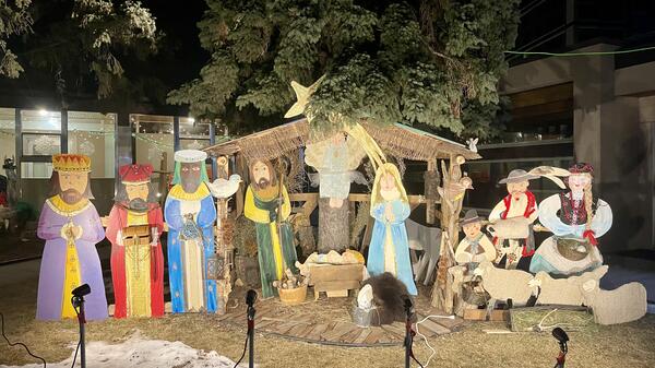 szopka bożonarodzeniowa przed kościołem Królowej Pokoju w Calgary