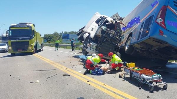 zderzenie autobusu z ciężarówką
