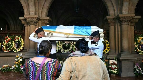 trumna z jednym z zabitych policjantów