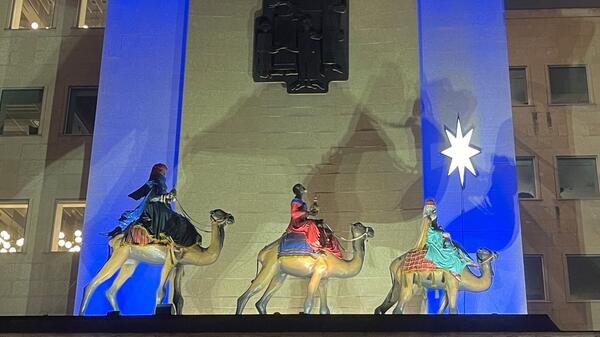 figury Trzech Króli na budynku Canada Life w Kanadzie