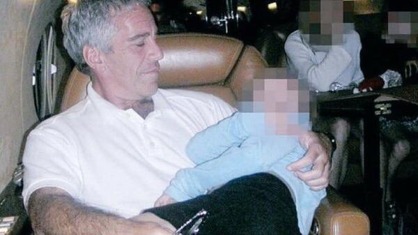 fotografia Jeffreya Epsteina na pokładzie jego prywatnego samolotu (tzw. „Lolita Express”)