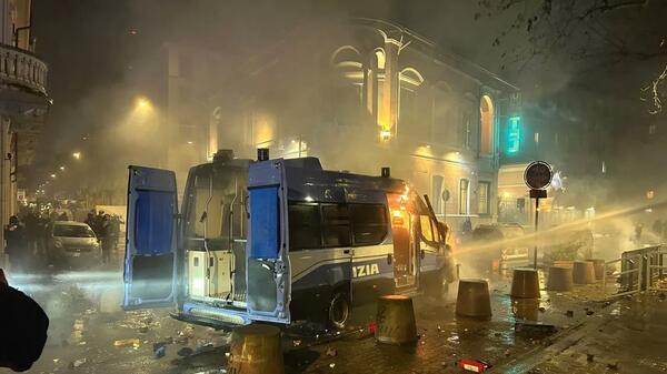 spalony radiowóz przez terrorystów Antify w Turynie