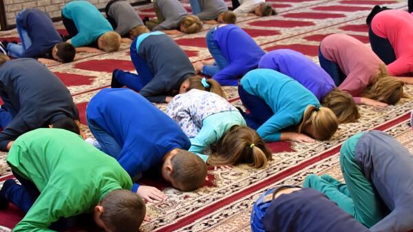 angielskie dzieci zmuszone do praktykowania Islamu