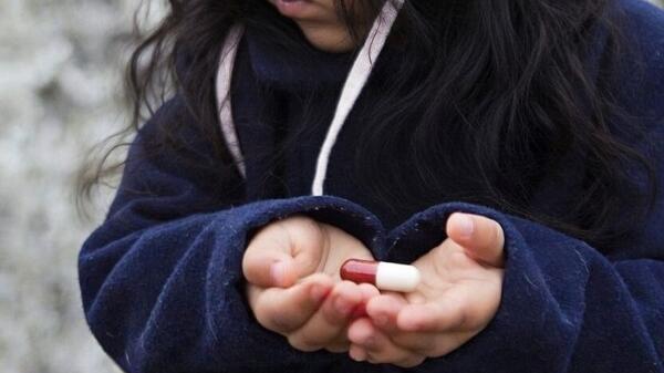 kapsułka w rękach dziecka