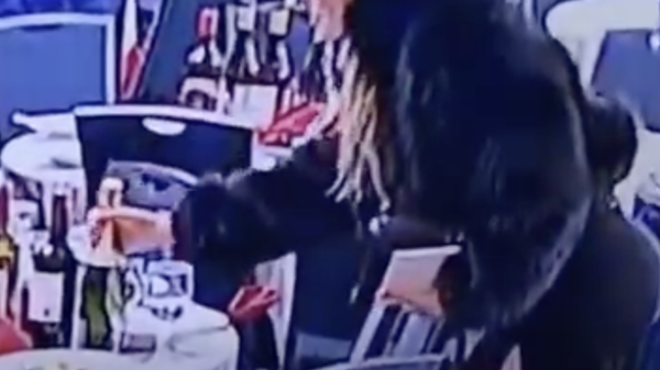 Po ewakuacji balu korespondentów w Waszyngtonie jedna z uczestniczek zaczęła wynosić alkohol