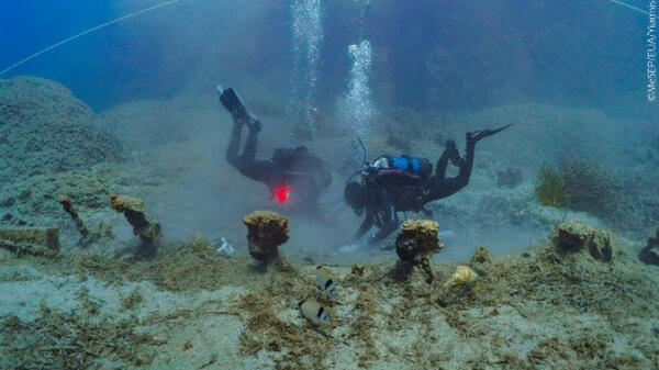 wyławianie fragmentu Partenonu