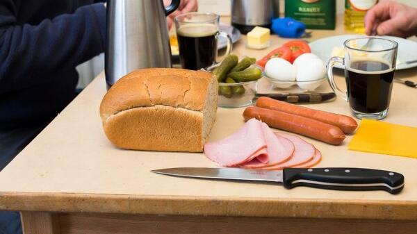 nóż przy śniadaniu