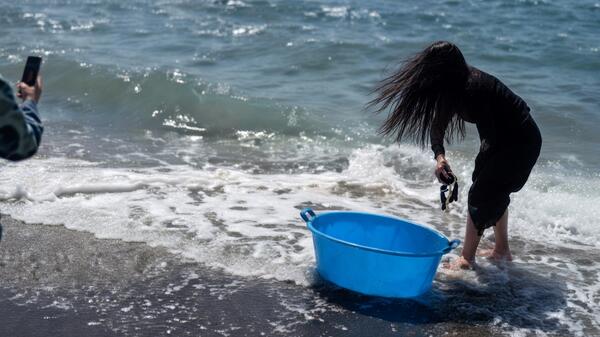 wyrzuciły homary do morza