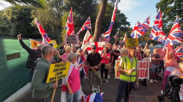 protest przed hotelem Britannia w Bournemouth w hrabstwie Dorset