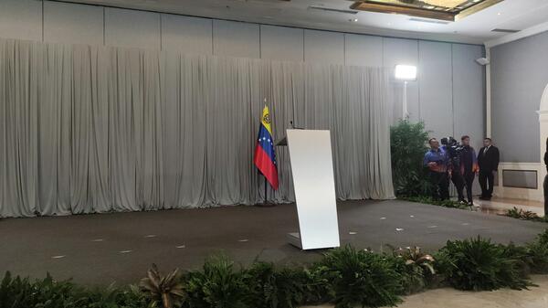 oczekiwanie na odczytanie komunikatu pod koniec spotkania między rządem a opozycją w Hotelu Melia w Caracas