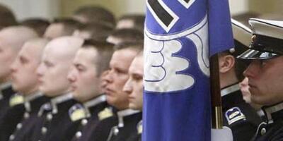 fińska armia ma na sztandarach swastyki