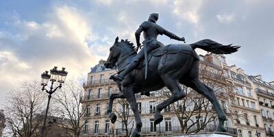zniszczona statua Joanny d'Arc