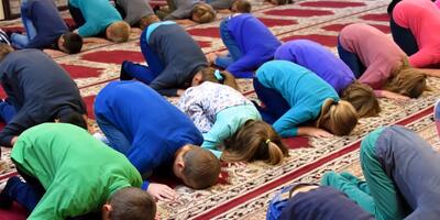 angielskie dzieci zmuszone do praktykowania Islamu