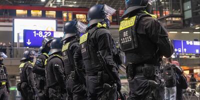policja na dworcu centralnym Berlina