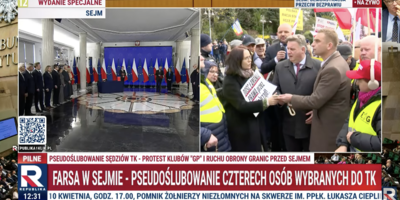 Skandal w Sejmie. Trwa pseudoślubowanie do TK, przed budynkiem protestują Polacy