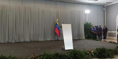oczekiwanie na odczytanie komunikatu pod koniec spotkania między rządem a opozycją w Hotelu Melia w Caracas