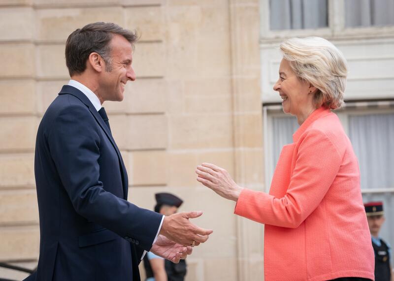 Macron skrytykował von der Leyen