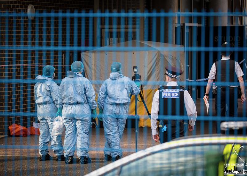 podwójne morderstwo w Londynie. Trzecia ofiara walczy o życie
