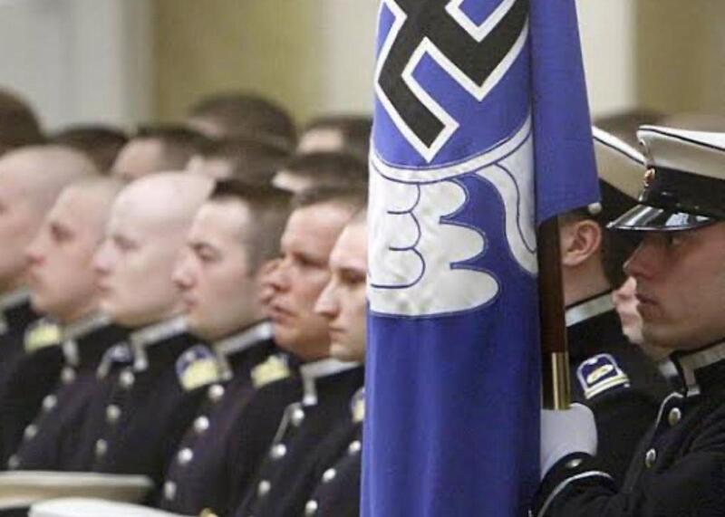fińska armia ma na sztandarach swastyki