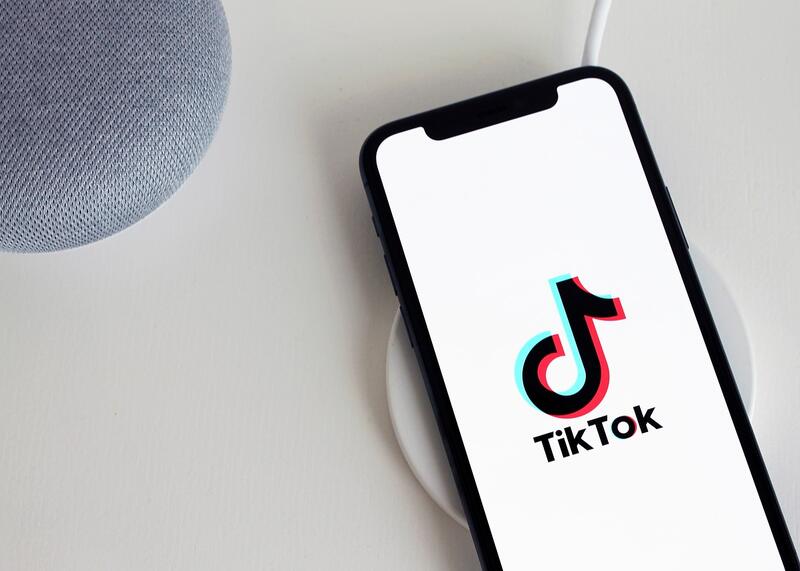 TikTok zwalnia ludzi, by zastąpić ich AI