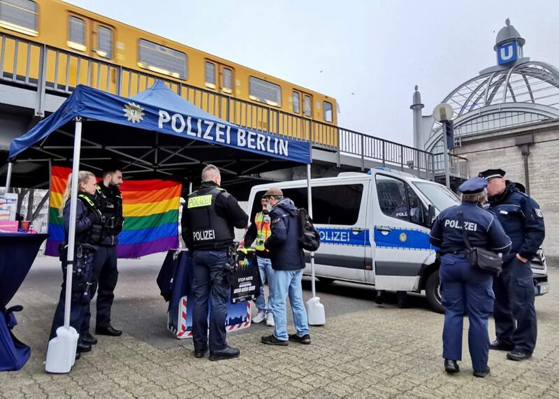 stoisko informacyjne Akademii Policyjnej w Berlinie
