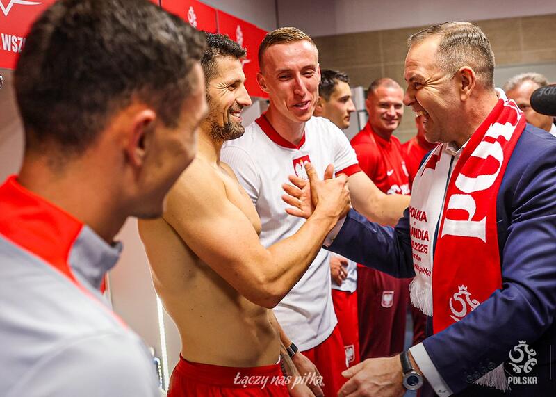 prezydent Karol Nawrocki u piłkarzy w szatni