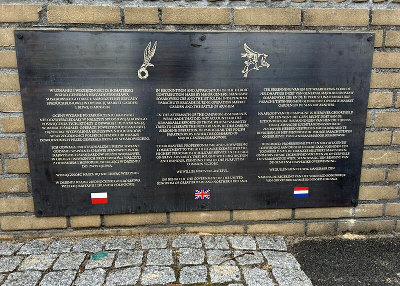 Tablica upamiętniająca żołnierzy 1 SBS, którzy brali udział w operacji Market Garden