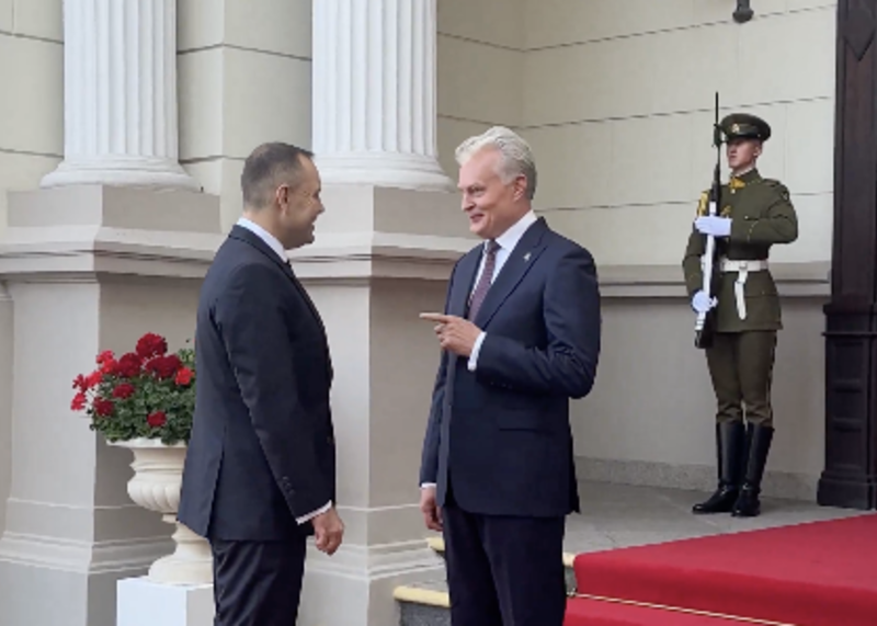 Prezydent Karol Nawrocki powitany w Wilnie
