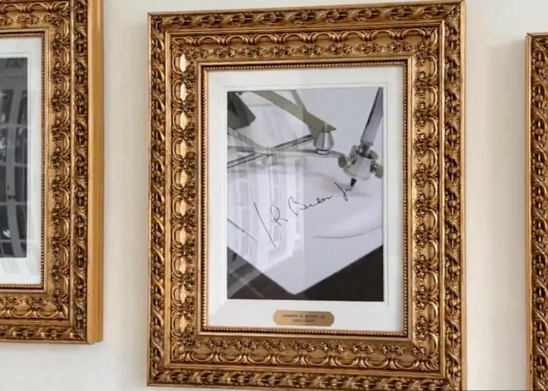 Biden na ścianie w Białym Domu jako autopen