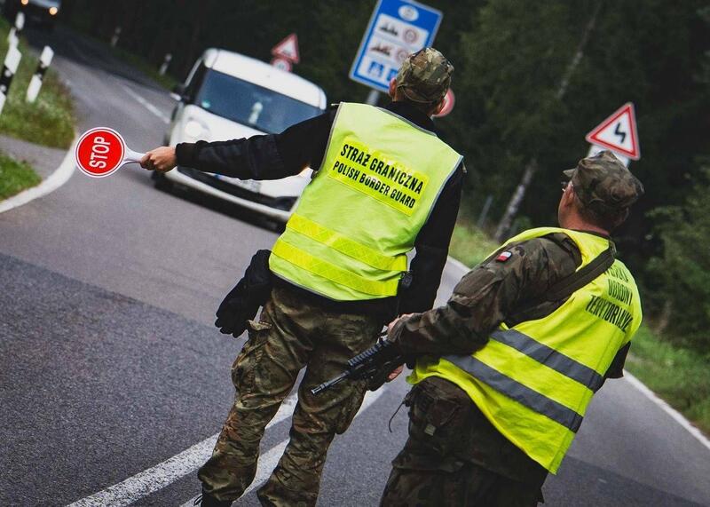 Żołnierz WOT i funkcjonariusz Straż Granicznej przy granicy polsko-niemieckiej