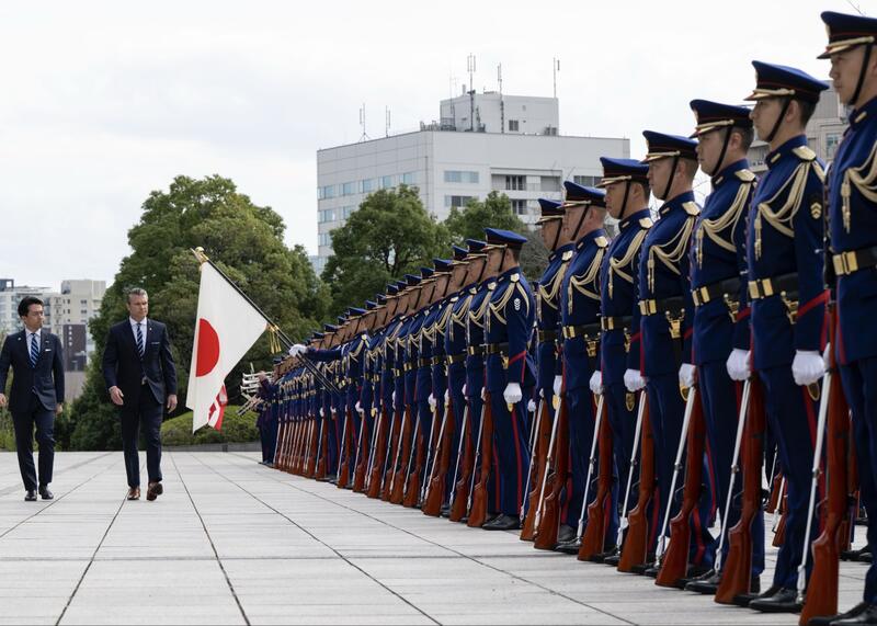 Shinjiro Koizumi i Pete Hegseth Shinjiro Koizumi i Pete Hegseth