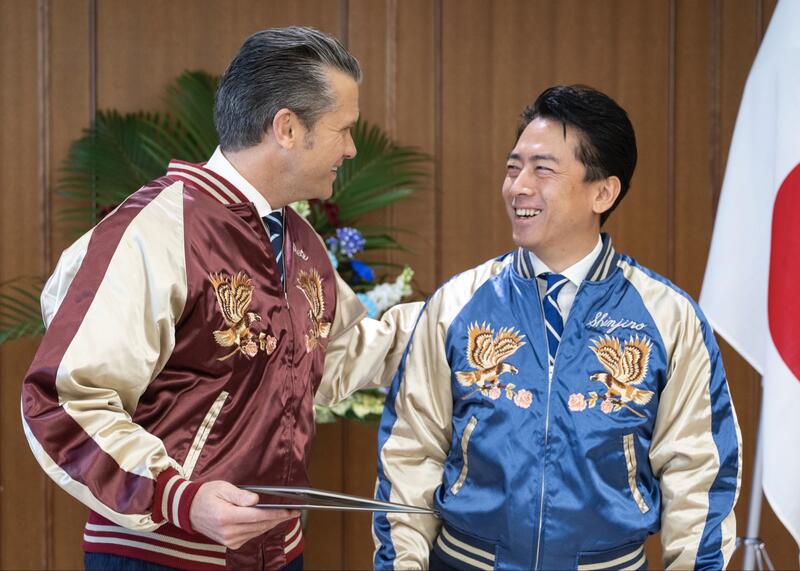 Shinjiro Koizumi i Pete Hegseth Shinjiro Koizumi i Pete Hegseth