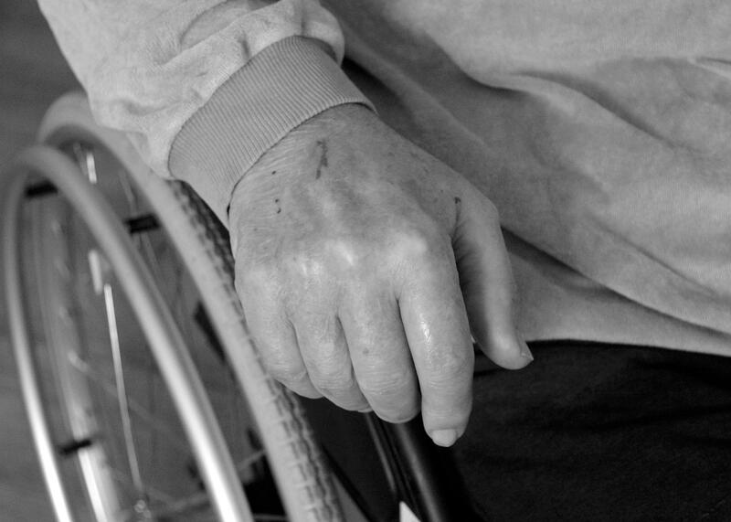 starszy człowiek wymagający opieki