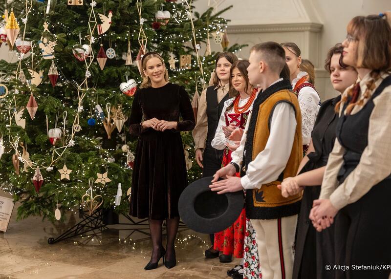 Pierwsza Dama dekoruje choinkę w Pałacu Prezydenckim