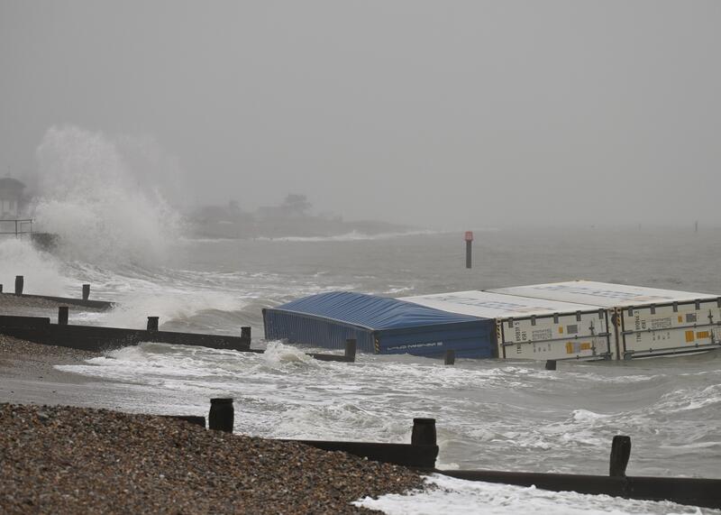 kontenery na plażach południowej Anglii