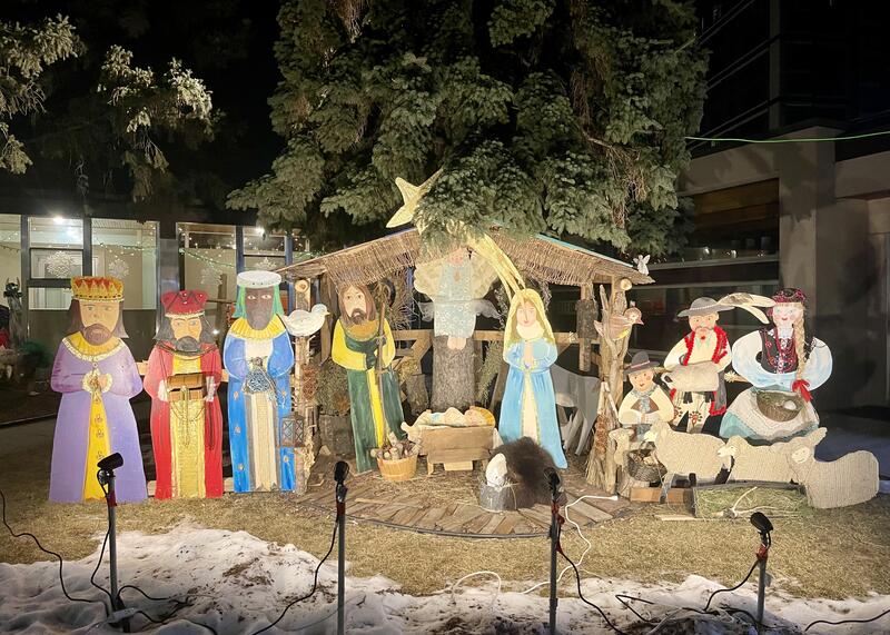 szopka bożonarodzeniowa przed kościołem Królowej Pokoju w Calgary